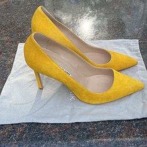 MANOLO BLAHNIK EUC size 10.5/ 40.5 mustard suede 4” heel/pump made in Italy